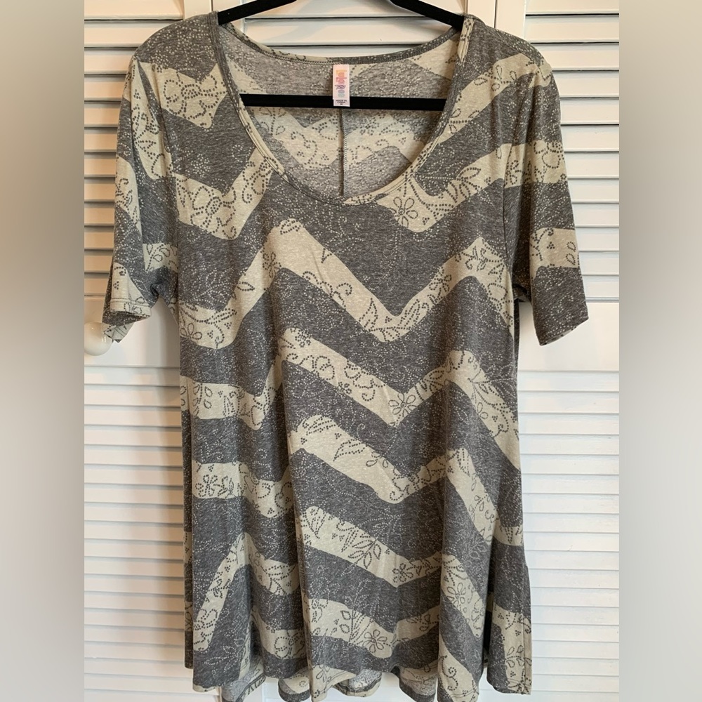 Size Medium LuLaRoe Perfect T
